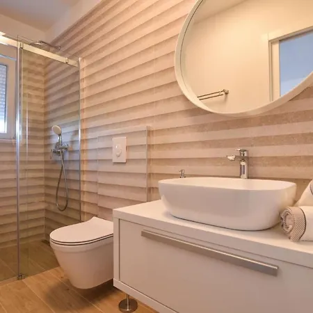 Luxury Villa La Perla With Rooftop Pool Villa *