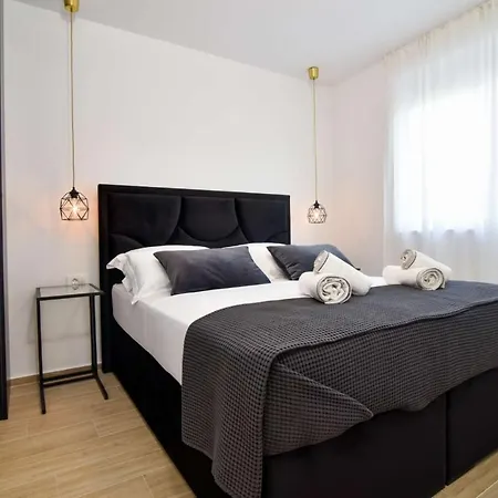 Luxury Villa La Perla With Rooftop Pool Villa *