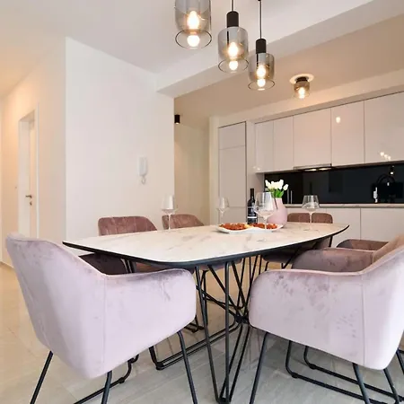 Luxury Villa La Perla With Rooftop Pool Villa *